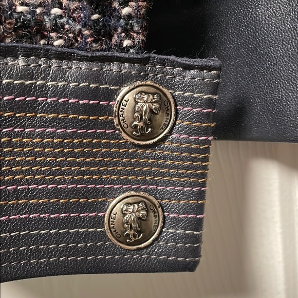 Relisted! Chanel Women's Black Tweed Jacket - Picture 4 of 5